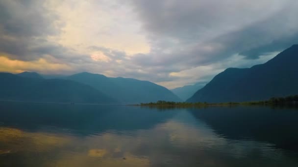 Puesta de sol en el lago Teletskoe, Altai sustenta — Vídeo de stock