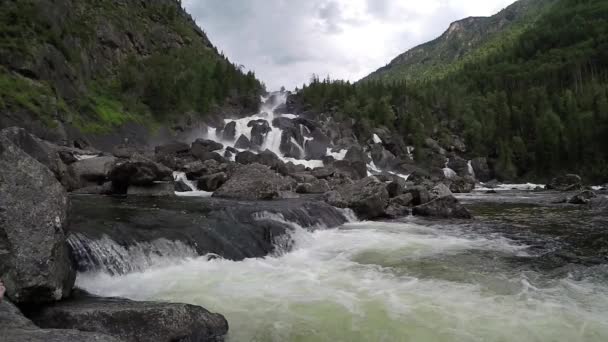 Vattenfall Uchar. Altai-bergen, Sibirien, Ryssland — Stockvideo