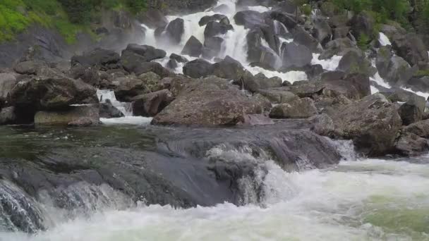 滝 Uchar。アルタイ山脈、シベリア、ロシア — ストック動画