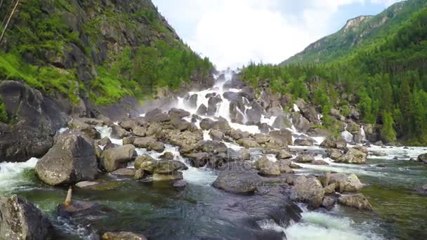 Şelale Uchar. Altay Dağları, Sibirya, Rusya Federasyonu — Stok video