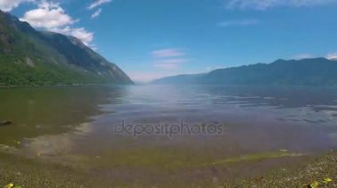 Dalgalar üzerinde göl Teletskoe