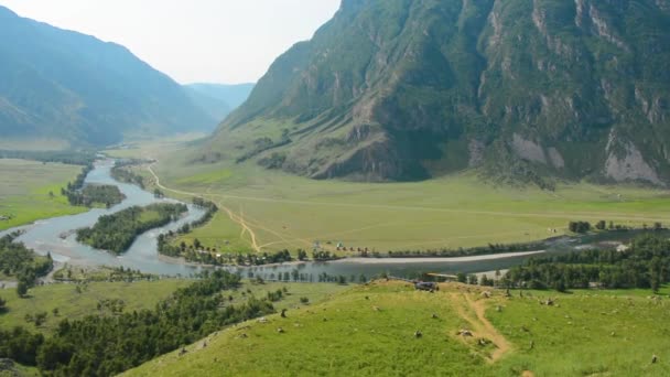 Chulyshman 川の谷ではヘリコプターします。. — ストック動画