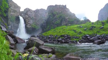 Kurkure şelale. Ağır çekim.