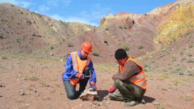 Bir maden mühendisinin portresi koruyucu yelek giyen bir jeolog, eldiven ve miğfer, elinde çekiçle..