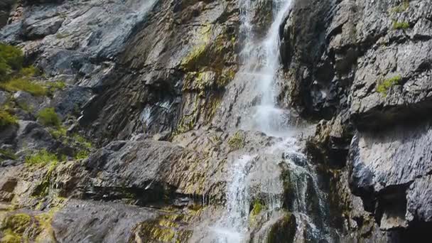 Cascada de Shirlak en rocas Altai Mountains — Vídeo de stock