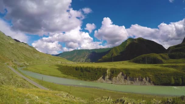 강 Chuya, 알타이, 시베리아의 계곡 위에 구름. 러시아. — 비디오