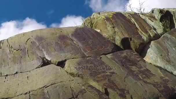 Petroglifos antigos encontrados no local Kalbak-Tash nas montanhas Altai — Vídeo de Stock