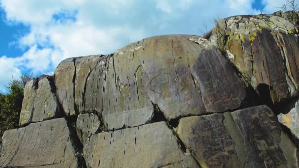 Antike Felszeichnungen, die auf der Fundstelle kalbak-tash im Altai-Gebirge gefunden wurden — Stockvideo