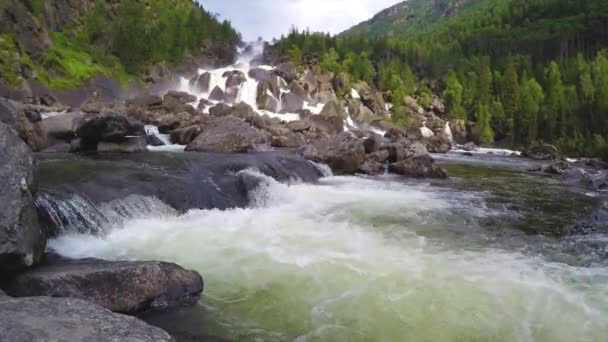 Waterval Uchar. Altaj, Siberië, Rusland — Stockvideo