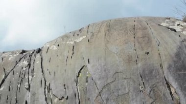sitede Kalbak-Tash Altay dağlarında bulunan antik petroglifler