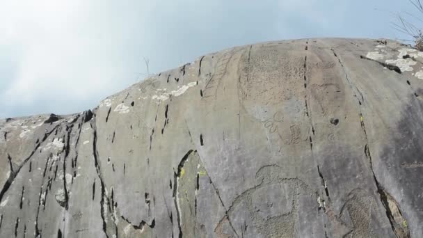 Petroglifos antigos encontrados no local Kalbak-Tash nas montanhas Altai — Vídeo de Stock