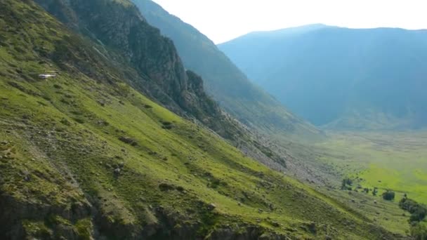 Helicóptero en el valle del río Chulyshman . — Vídeos de Stock