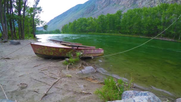 Barcos en la orilla del río taiga en las estribaciones de las montañas — Vídeos de Stock