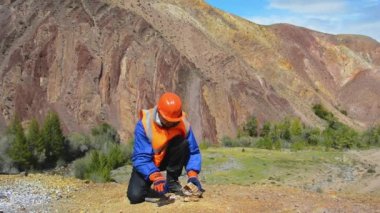 Bir jeologla taş üstünde çekiç sallamak.