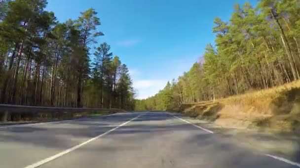 Conduire sur une autoroute rurale calme pendant la journée en automne.