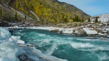 İlkbaharda eriyen buzlar arasında nehirde akan su Katun Nehri, Altai, Rusya
