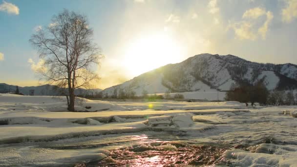 Fluir río. Brillo en la puesta de sol. El frío invierno en las montañas — Vídeo de stock