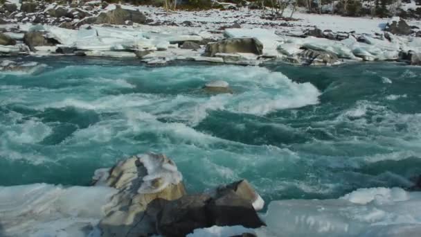 Caudal de agua en el río entre el hielo descongelado en la primavera, río Katun, Altai, Rusia — Vídeos de Stock