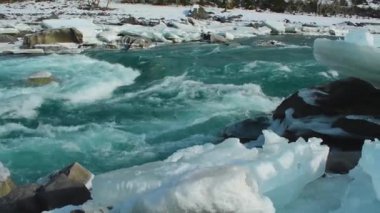 İlkbaharda eriyen buzlar arasında nehirde akan su Katun Nehri, Altai, Rusya