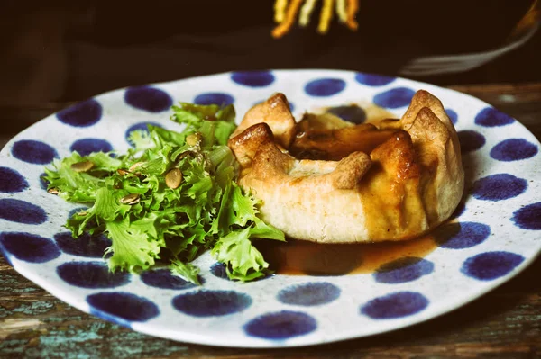 Etli börek. İngiliz tarzı rahat bir kafede kokulu etli börek