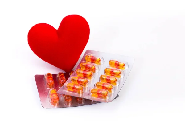 Kırmızı kalp ve Vitamin kapsül — Stok fotoğraf