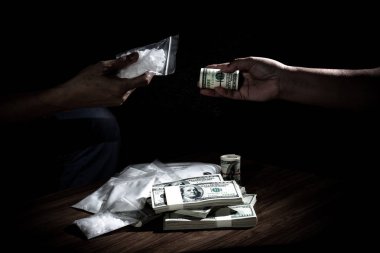 Uyuşturucu satın almak için para göndermek için dışarı el