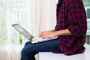 Genç adam kullanım dizüstü yaşam tarzı kavramı