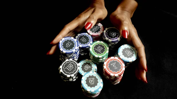 Poker player pushes in chips to make a bet — Stock Photo, Image