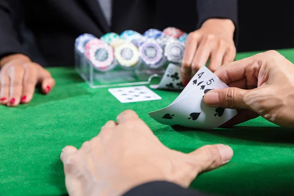 Le joueur avec un point supérieur pour gagner dans le jeu de blackjack — Photo