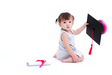 Sevimli kız mezuniyet tutan kap ve diploma rulo