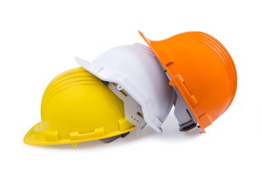 Üç renkli beyaz arka plan üzerinde yeni kask