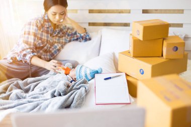 Bekar bir anne ve iş evde