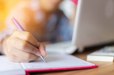 evde çalışma için el yazma kitap