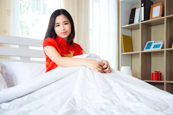 Mulher bonita em vestido chinês no quarto — Fotografia de Stock