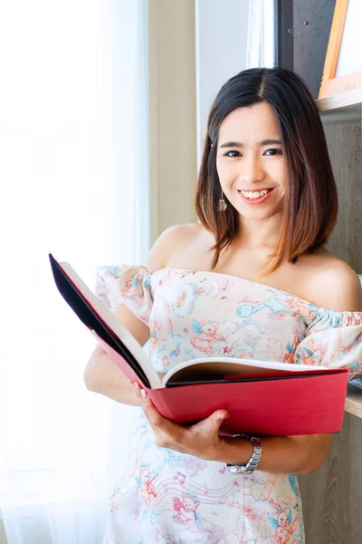 Jovem mulher bonita ler livro em casa — Fotografia de Stock