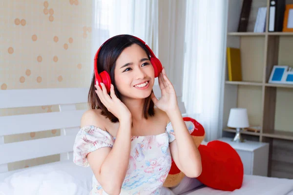 สาวสวยฟังเพลงด้วยหูฟัง — ภาพถ่ายสต็อก