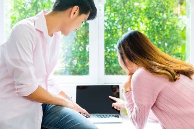 Dizüstü bilgisayarla çalışan gençler.