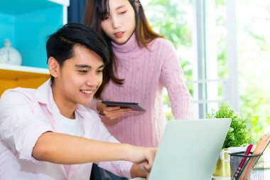 Modern ofiste birlikte çalışan genç meslektaşlar