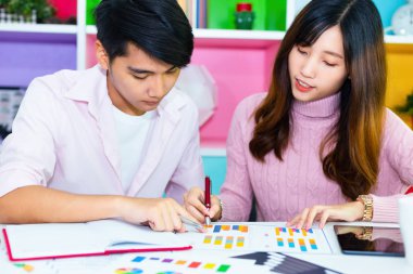 Modern ofiste birlikte çalışan genç meslektaşlar