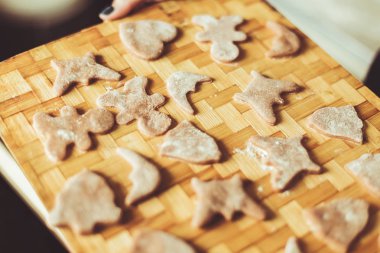 Noel Gingerbread çerezleri ile tepsi