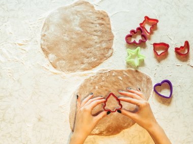 Masada kurabiye pişirme işlemi olan hamur, hamur ve haşlanmış un için kalıplar