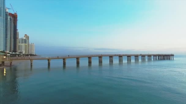 Дневная воздушная съемка причала и океана в Санни-Айлс, Флорида — стоковое видео