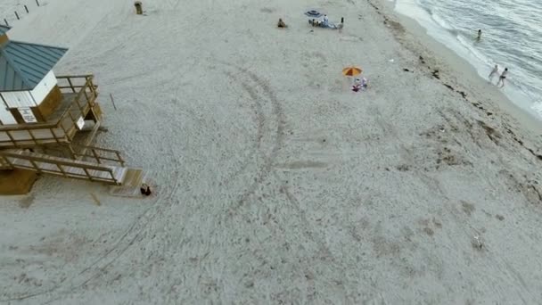 Όμορφη κεραία βολή της περιοχής στον ωκεανό και άμμο στην παραλία — Αρχείο Βίντεο