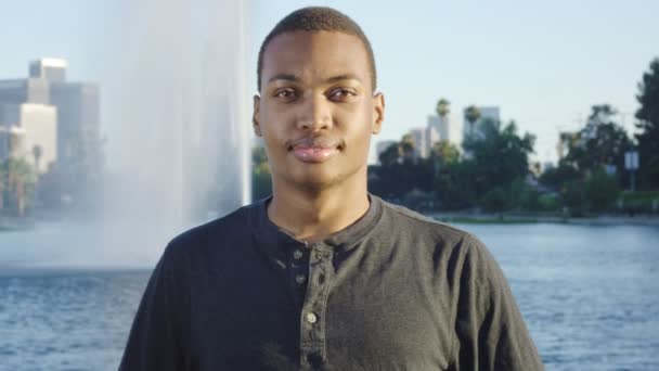 Ung afrikansk amerikansk man tittar på kameran — Stockvideo