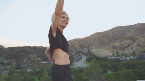Mulher transgênero tirando uma selfie na frente da vista da montanha — Vídeo de Stock