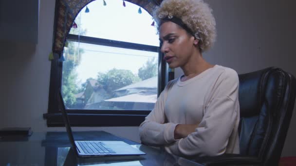 Transgender-Frau liest und arbeitet auf ihrem Laptop — Stockvideo