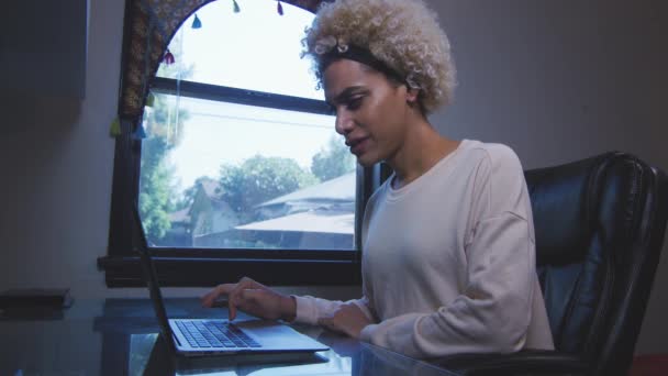 Transgender-Frau liest ungläubig etwas auf Laptop — Stockvideo