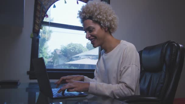 Felice donna transgender che lavora sul suo computer portatile — Video Stock