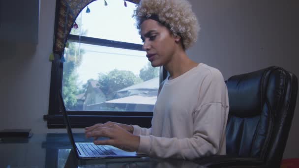 Laptopuyla çalışan sinirli ve üzgün bir transseksüel kadın. — Stok video