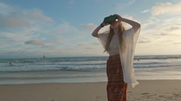 Ung kvinna vid havet tar av Vr glasögon och ser sig omkring — Stockvideo